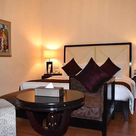 Ramada Plaza By Wyndham Karachi Airport Hotel Exterior foto A bedroom at the Taj Bengal