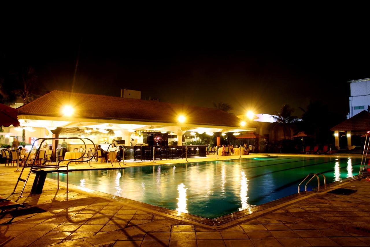 Ramada Plaza By Wyndham Karachi Airport Hotel Exterior foto The pool at the hotel