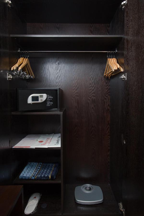 Ramada Plaza By Wyndham Karachi Airport Hotel Exterior foto A safe in a hotel room