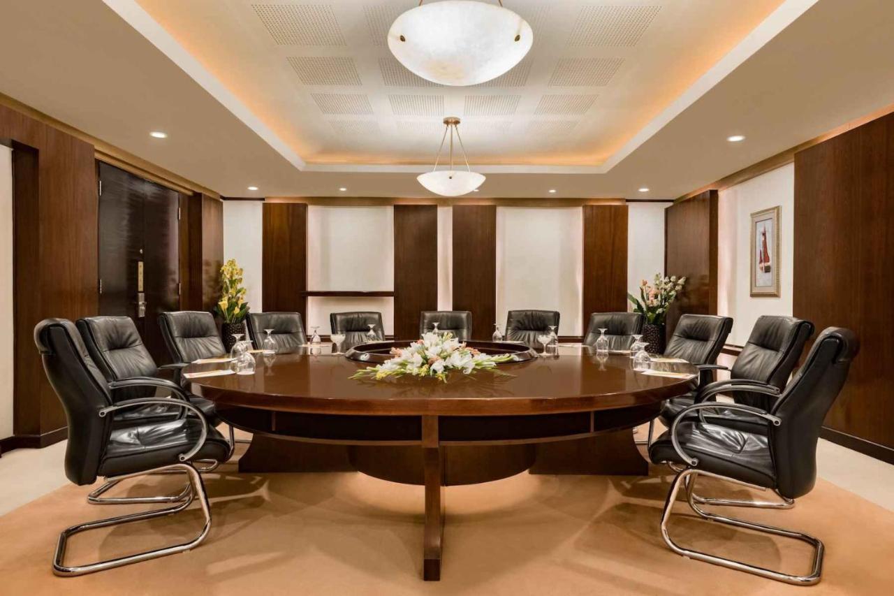 Ramada Plaza By Wyndham Karachi Airport Hotel Exterior foto Boardroom at the Four Seasons Hotel, London