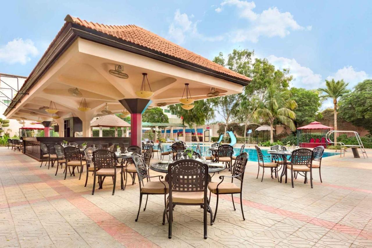 Ramada Plaza By Wyndham Karachi Airport Hotel Exterior foto The poolside bar at the hotel