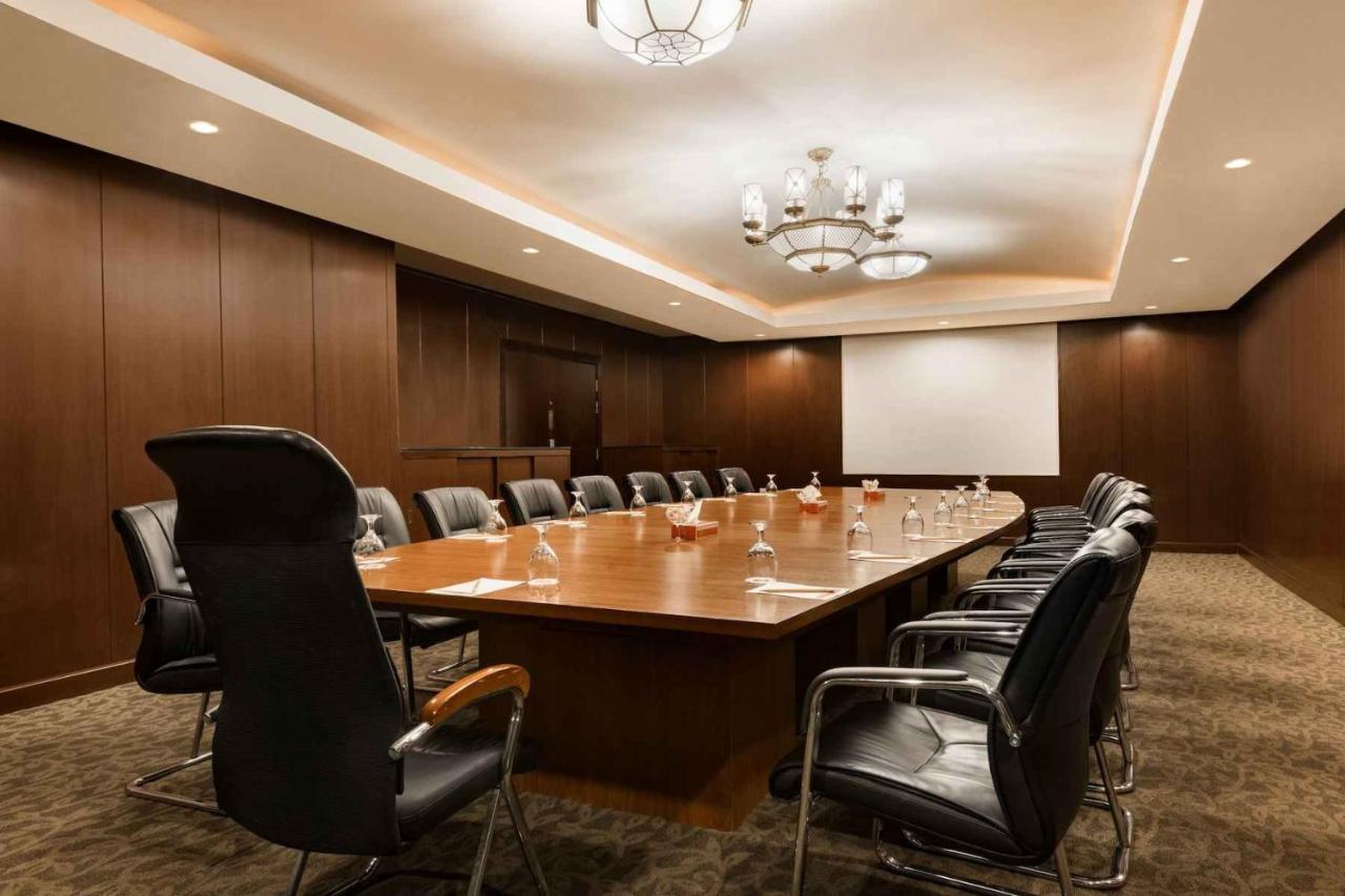 Ramada Plaza By Wyndham Karachi Airport Hotel Exterior foto Boardroom at the Westin